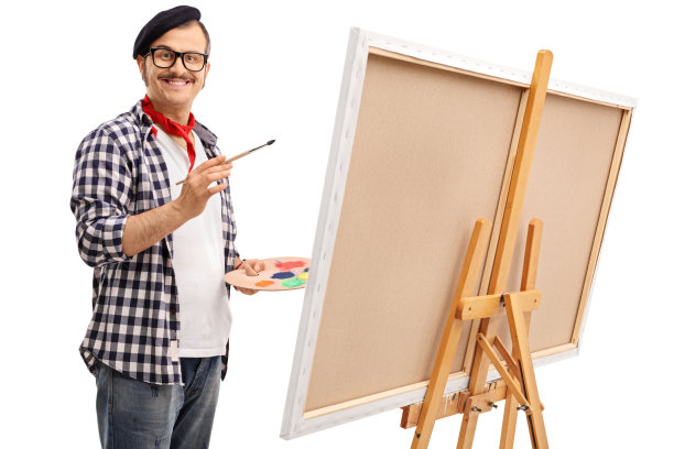 兴奋的年轻画家在画布上作画图片下载