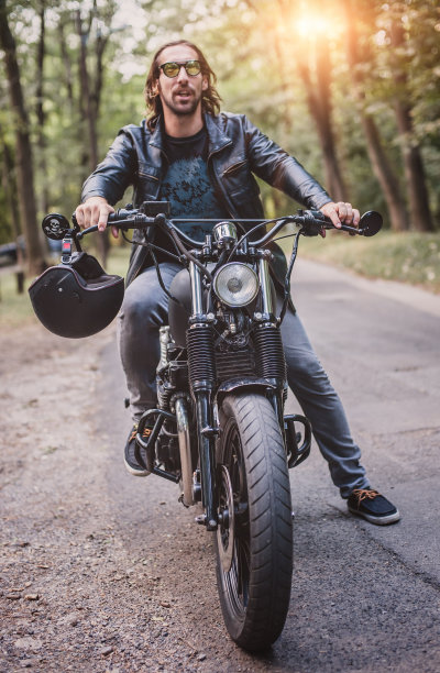 骑摩托车的人坐在他的摩托车上图片下载