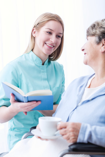 与看护者一起放松的老妇人图片下载