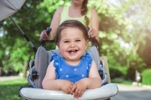 母亲和她的女儿在婴儿车里。素材图片