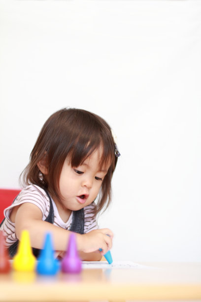 日本女孩在画画(1岁)图片下载