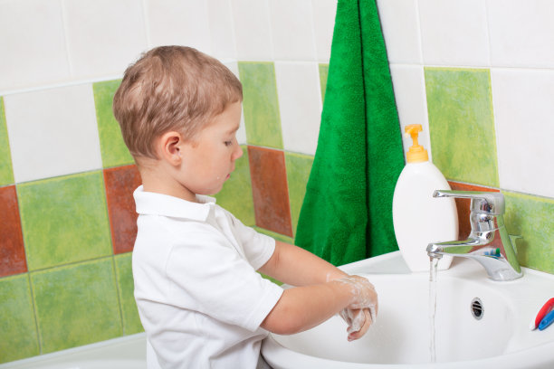 浴室里的男孩用毛巾擦擦洗过的手图片下载