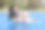 妈妈和宝宝在泳池里笑图片下载