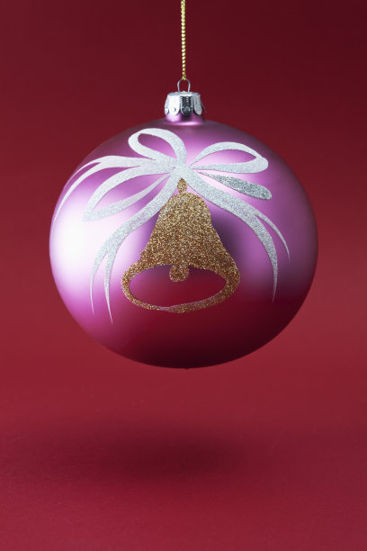 红色背景下的圣诞小装饰品图片下载