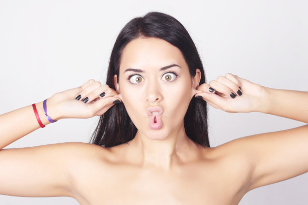 表情古怪的年轻女子图片下载