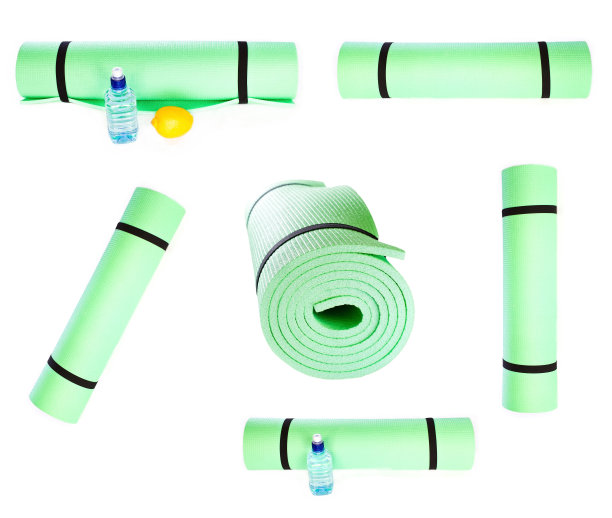 一套轻质泡沫瑜伽垫卷孤立在白色图片下载