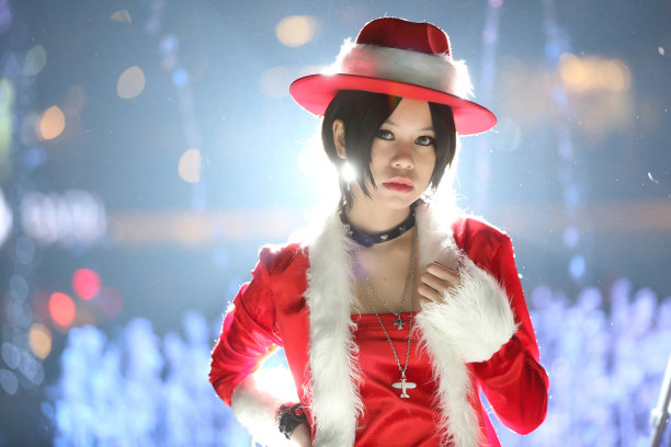 美丽的亚洲女性圣诞老人的肖像图片下载