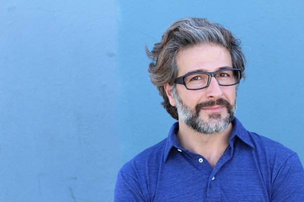 带着沉思嬉戏表情的专注的男人素材图片