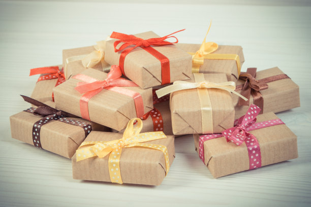 复古照片，用彩色丝带包装的圣诞礼物图片下载