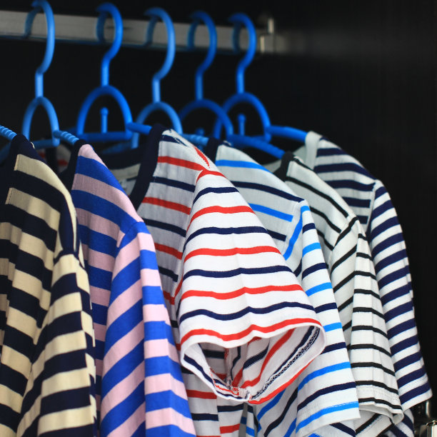 彩虹的颜色。各种休闲衬衫挂在衣架上图片下载