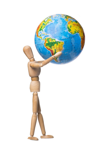 手握地球仪的人形图片下载