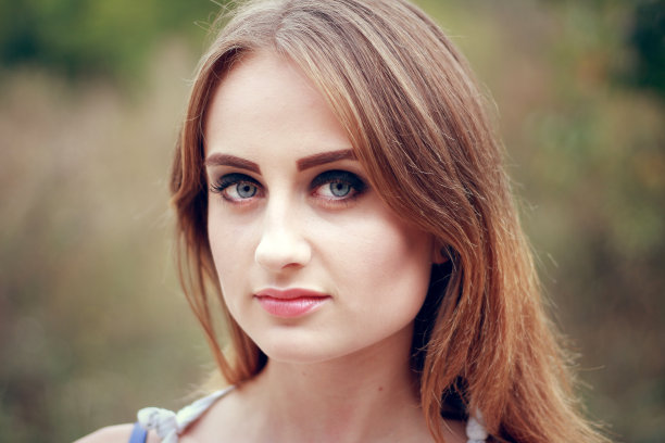 一个年轻美丽的女人的户外肖像图片下载