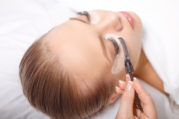 睫毛扩展过程。长睫毛的女人眼。睫毛。图片下载