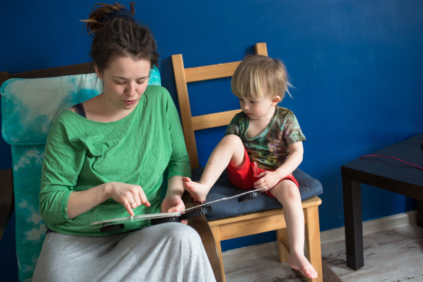 母亲在家里和儿子一起读书，漫不经心，图片下载