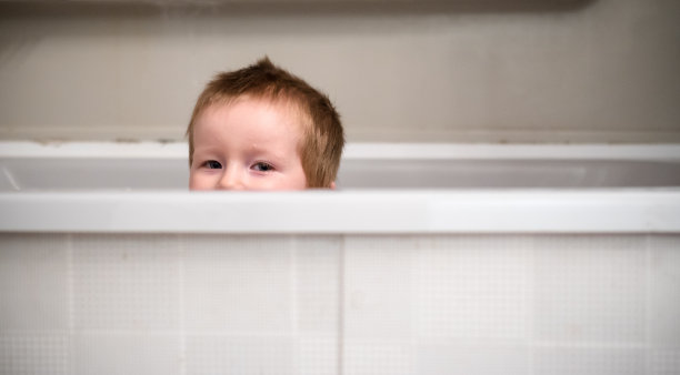 浴缸里的淘气男孩图片下载