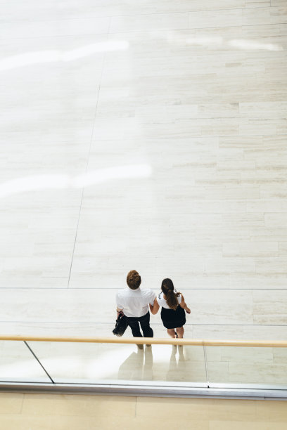 商业情侣一起散步图片下载