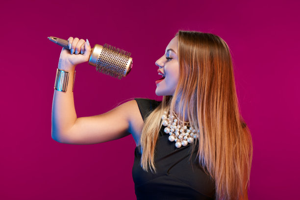 女造型师拿着发型师的配饰站在那里图片下载