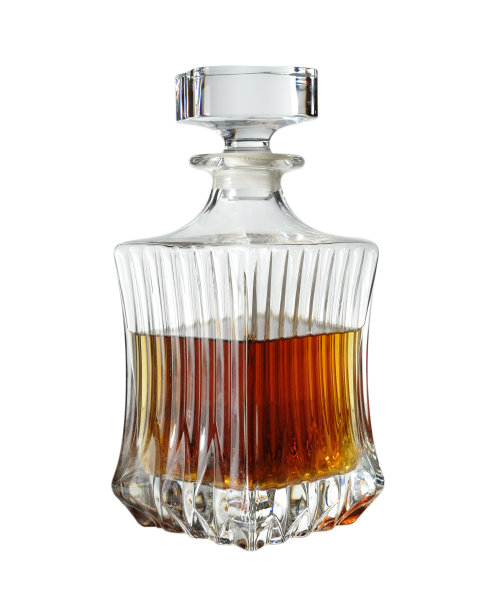 水晶威士忌酒瓶。照片孤立在白色背景图片下载