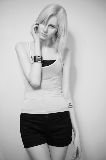 性感的年轻女性看着相机图片下载