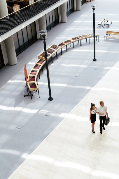 商业情侣一起散步图片下载