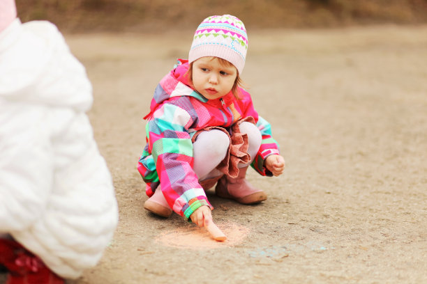 孩子和粉笔。图片下载