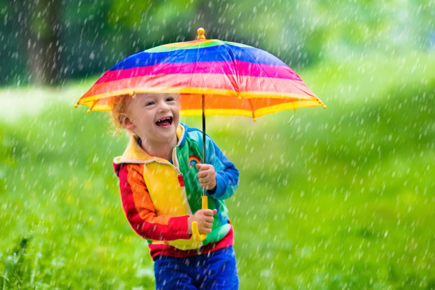 漂亮的孩子在雨中玩耍图片下载