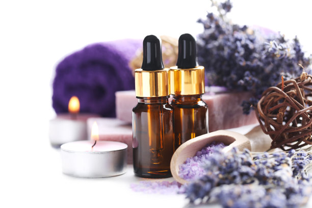 薰衣草油，肥皂和花在白色的背景图片下载