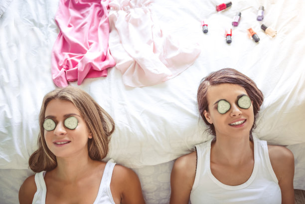 女孩在家里素材图片