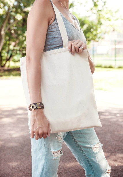 女人拿着空白帆布袋样机素材图片