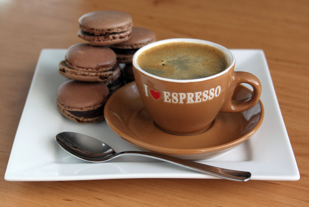 一杯浓咖啡，巧克力杏仁饼干图片下载