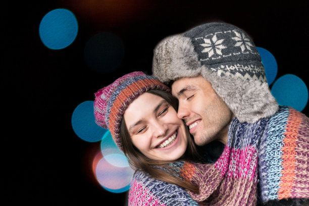 女人和男人在臂弯里接吻。图片下载