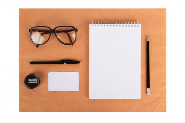 画在牛皮纸上，还有文具。图片下载