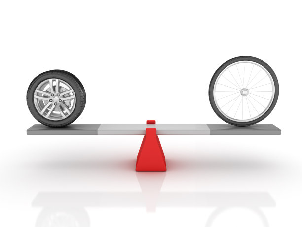 在跷跷板上保持平衡的汽车和自行车轮子图片下载