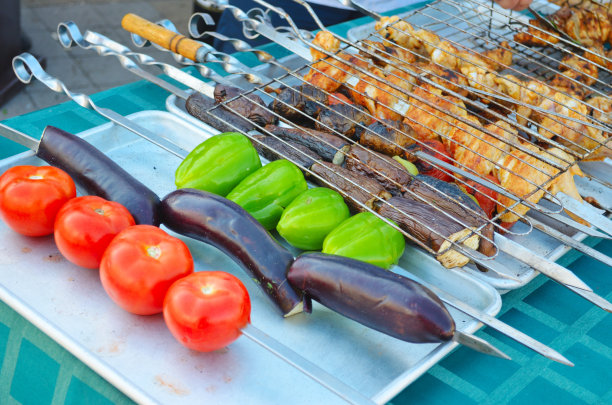 蔬菜和肉放在烤架上图片下载