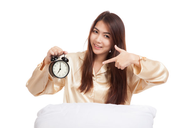 快乐的亚洲女孩醒来指向闹钟图片下载