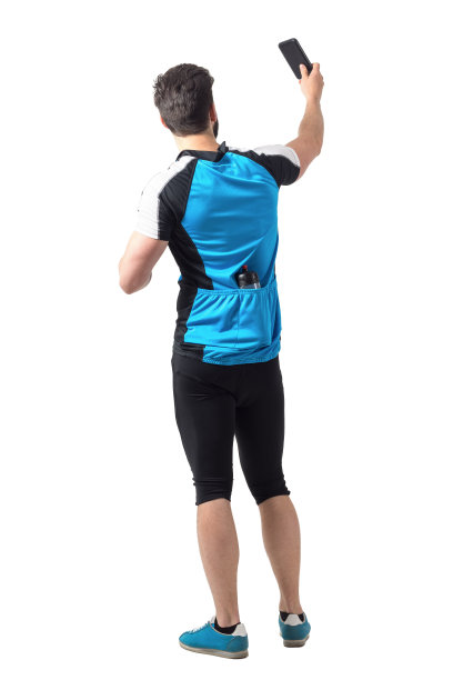 骑自行车的人在衬衫和水在口袋里拍照图片下载