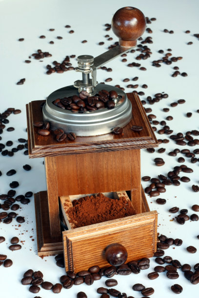 白色桌子上的手工咖啡豆研磨机图片下载
