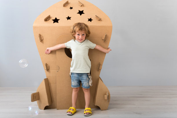 小男孩站在火箭旁边图片下载