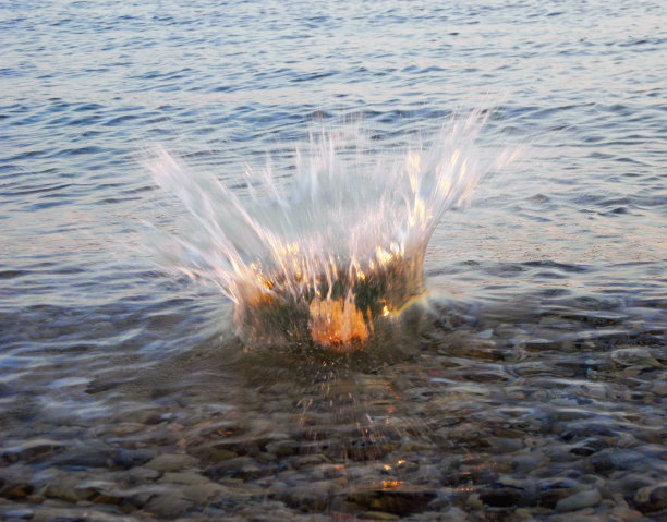 溅起浪花。图片下载