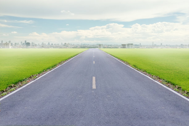 蓝天和城市背景下的高速公路。图片下载