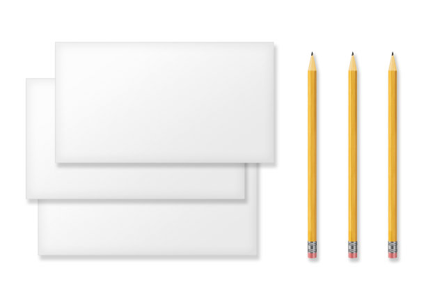 一套空白信封和黄色铅笔孤立在白色。图片下载