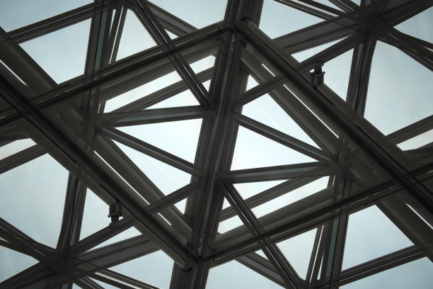 现代模块化天花板的金属支撑结构。双重曝光的照片。图片下载