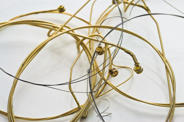 用作原声乐器的旧的铁吉他弦图片下载