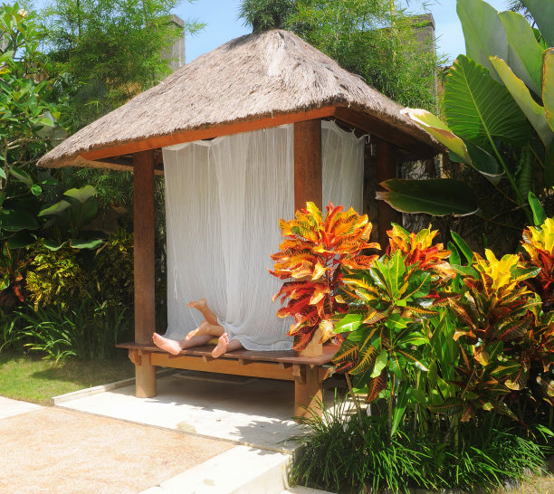 一男一女在度假别墅里图片下载