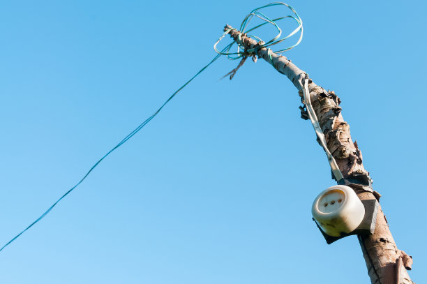 老圆插座上的一杆，天空的背景。图片下载