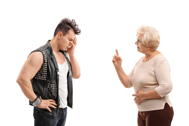 和庞克吵架的资深女士图片下载