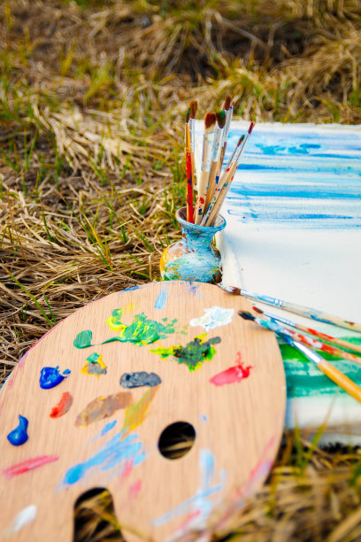 调色板与油漆和画笔的图片上的草背景图片下载