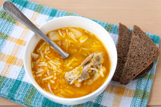 晚餐一盘鸡汤和意大利面素材图片