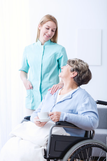 轮椅上的老年女性图片下载