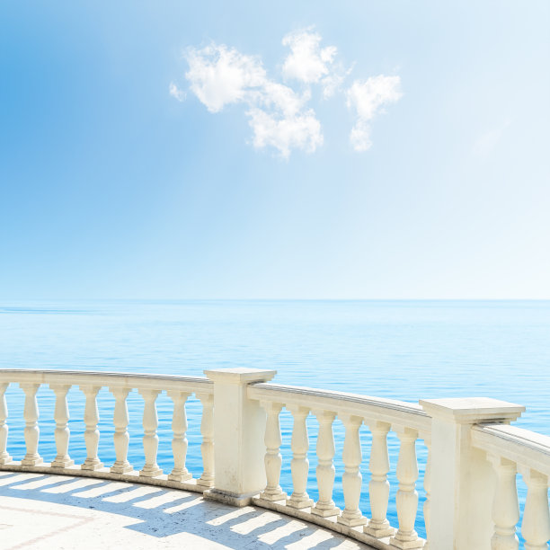 在多云的天空下从阳台眺望大海图片下载